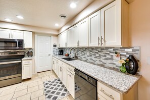 Mikrobølgeovn, ovn, kokeplater og oppvaskmaskin