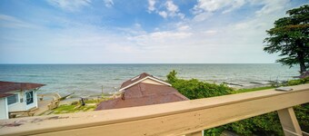 Flamingo Geneva Getaway: Steps to Lake Erie!