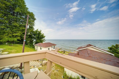 Flamingo Geneva Getaway: Steps to Lake Erie!