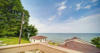 Flamingo Geneva Getaway: Steps to Lake Erie!