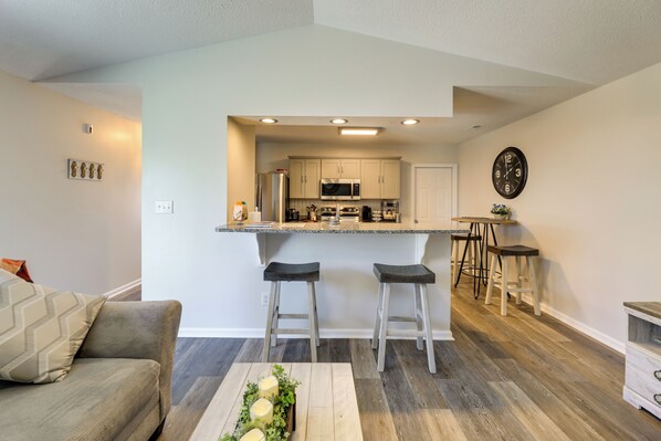 Apartment (2 Bedrooms) | Interior - Updated Hubert Vacation Rental 5 Mi to Beaches! (Hubert)