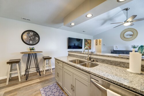 Updated Hubert Vacation Rental 5 Mi to Beaches!