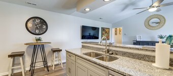 Updated Hubert Vacation Rental 5 Mi to Beaches!