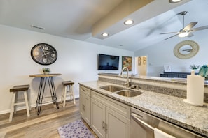 Apartment (2 Bedrooms) | Interior - Updated Hubert Vacation Rental 5 Mi to Beaches! (Hubert)