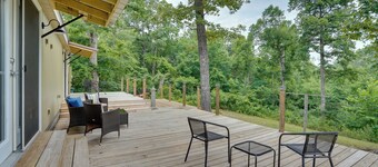 Buchanan Home w/ Deck, 4 Mi to Paris Landing!