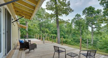Buchanan Home w/ Deck, 4 Mi to Paris Landing!