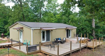Buchanan Home w/ Deck, 4 Mi to Paris Landing!