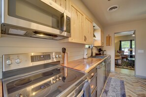 House (2 Bedrooms) | Interior - < 1 Mi to Dtwn: Home w/ Deck in Clarkdale! (Clarkdale)