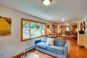 Books - Secluded New York Abode w/ Fire Pit & Creek Access (Saugerties)