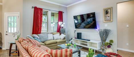 Nhà (4 Bedrooms) | Khu phòng khách | TV