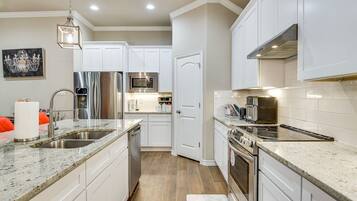 House (4 Bedrooms) | Private kitchen | Microwave, oven, stovetop, dishwasher