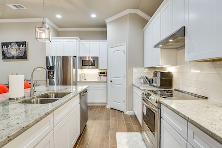 House (4 Bedrooms) | Private kitchen | Microwave, oven, stovetop, dishwasher