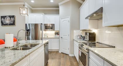 Grand Prairie Gem w/ Yard ~ 5 Mi to At&t Stadium!