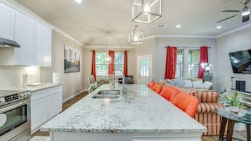 Microondas, horno, parrilla de estufa y lavavajillas