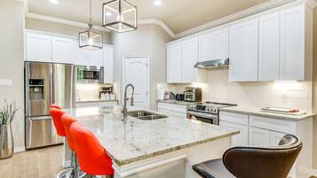 Maison (4 Bedrooms) | Cuisine privée | Micro-ondes, four, plaque de cuisson, lave-vaisselle