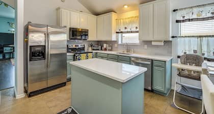 4 Mi to At&t Stadium: Home w/ BBQ in Grand Prairie