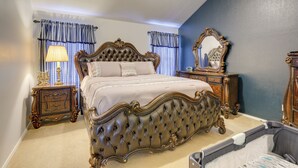 Een slaapkamer met een gestuikt hoofdbord, een nachtkastje met een lamp, en een spiegel aan de wand.