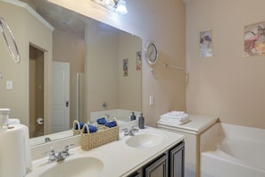 Interior - 4 Mi to At&t Stadium: Home w/ BBQ in Grand Prairie (Grand Prairie)