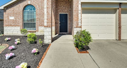 4 Mi to At&t Stadium: Home w/ BBQ in Grand Prairie