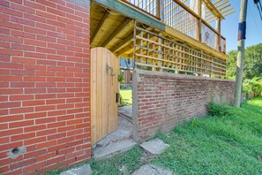 Property grounds - Historic Fort Smith Cottage < 1 Mi to Downtown! (Fort Smith)