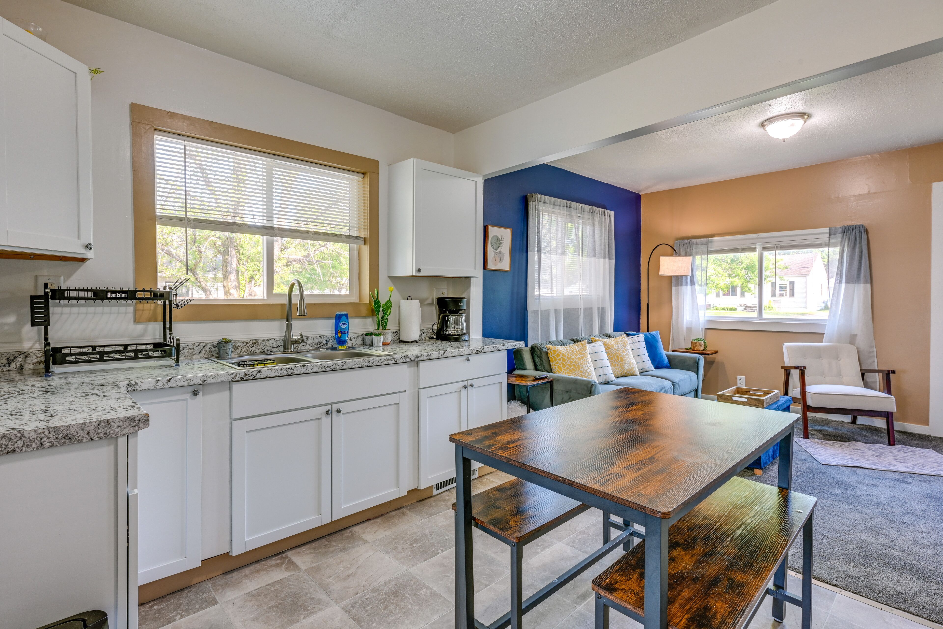 House (3 Bedrooms) | Private kitchen | Microwave, oven, stovetop, cookware/dishes/utensils