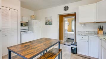 House (3 Bedrooms) | Private kitchen | Microwave, oven, stovetop, cookware/dishes/utensils