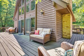 Interior - Cabin w/ Deck ~ 3 Mi to Apple Valley Lake! (Howard)