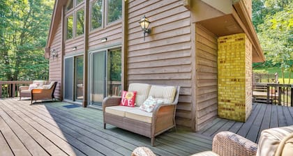 Cabin w/ Deck ~ 3 Mi to Apple Valley Lake!