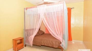 4 bedrooms, desk, iron/ironing board, free WiFi