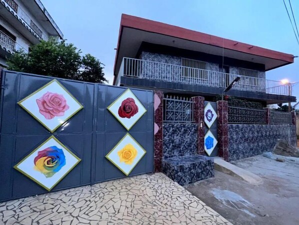 المنشأة من الخارج