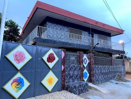 Exterior. Warm Cozy 3BR in Apartment King Bed Hot Water WiFi - Eco Friendly Energy