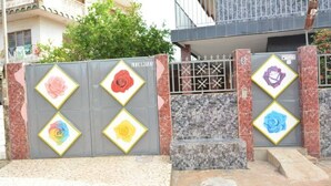 Una entrada porticada con decoraciones florales en forma de rombo y un muro de mármol.