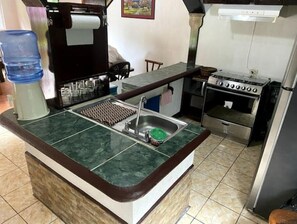 Frigorífico, microondas, horno y placa de cocina