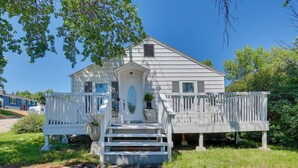 A white house with a front porch, steps, and a mailbox. - Gillette Adventure Base 1 Mi to Historic Downtown! (Gillette)