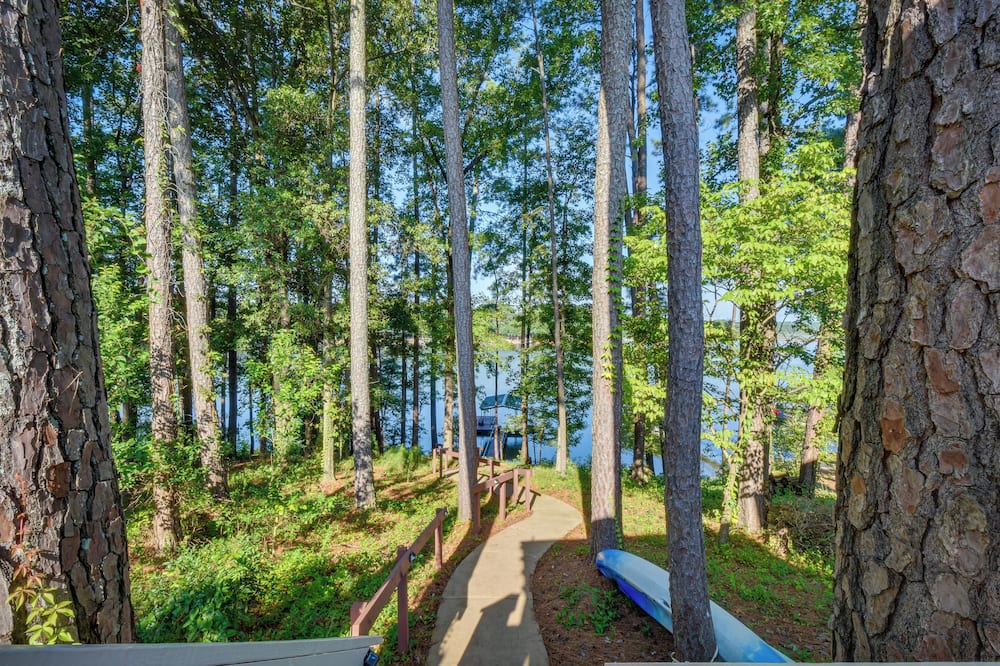 Waterfront Lake Hartwell Vacation Rental w/ Dock! - Townville, SC