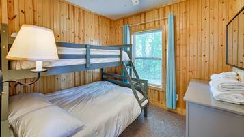 Cottage (2 Bedrooms) | 2 bedrooms, laptop workspace, bed sheets