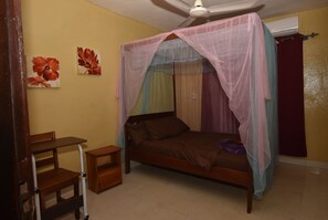 1 bedroom, desk, iron/ironing board, free WiFi - Sensational VIP King BR Bathroom Hot Water - Entire Apt. - Eco-Friendly Energy (Porto-Novo)
