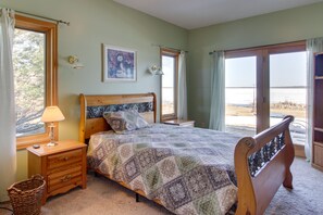 House (5 Bedrooms) | 5 bedrooms, bed sheets - Lakefront Grand Rapids Vacation Rental w/ Dock! (Grand Rapids)