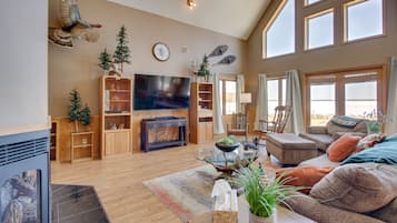 House (5 Bedrooms) | Living area | Fireplace
