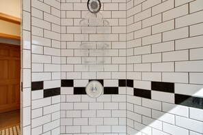 House (5 Bedrooms) | Bathroom | Shower