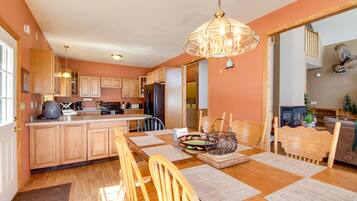 House (5 Bedrooms) | Private kitchen | Microwave, oven, stovetop, dishwasher