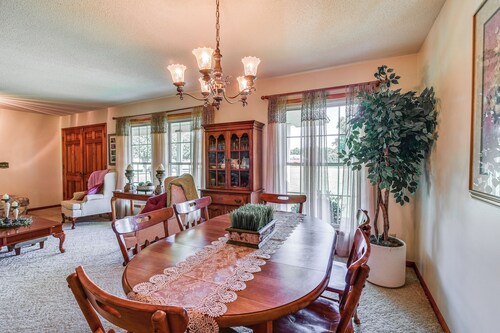 Russell Springs Getaway, 10 Mi to Lake Cumberland!