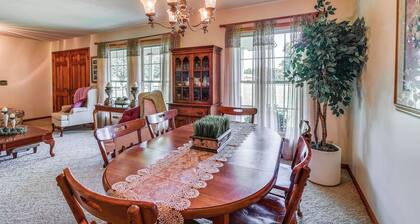 Russell Springs Getaway, 10 Mi to Lake Cumberland!