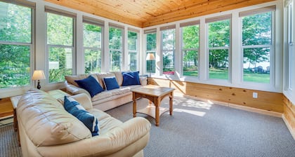 Sarona Serenity: Lakeside Retreat w/ Boat Dock!