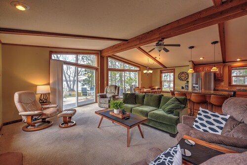 Sarona Serenity: Lakeside Retreat w/ Boat Dock!