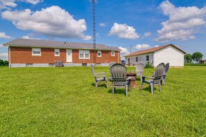 Outdoor dining - Russell Springs Home w/ Fire Pit - 8 Mi to Lake! (Russell Springs)