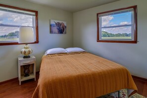Room - Russell Springs Home w/ Fire Pit - 8 Mi to Lake! (Russell Springs)