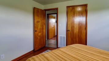 3 bedrooms, bed sheets