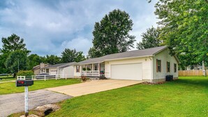 A single-story house with a front porch, a driveway, and a mailbox. - Charming St James Home Near Maramec Spring Park! (St. James)