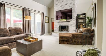 3 Mi to Downtown: Inviting Lancaster Home!